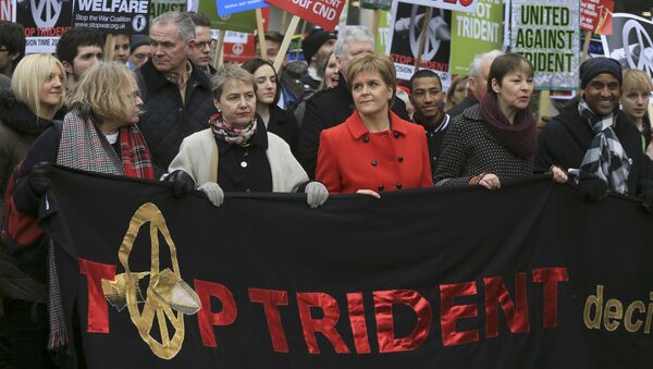 A primeira-ministra da Escócia e líder do Partido Nacional Escocês (SNP), Nicola Sturgeon, marcha com os ativistas na Trafalgar Square, no centro de Londres - Sputnik Brasil