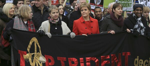 A primeira-ministra da Escócia e líder do Partido Nacional Escocês (SNP), Nicola Sturgeon, marcha com os ativistas na Trafalgar Square, no centro de Londres - Sputnik Brasil