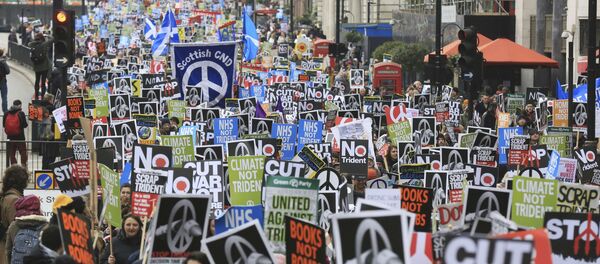 Manifestantes participam de um protesto contra o sistema de mísseis nucleares Trident em Londres, 27 de fevereiro de 2016. - Sputnik Brasil