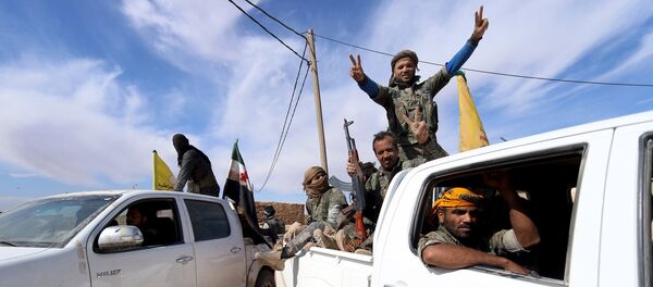 Syria Democratic Forces and Free Syrian Army fighters gesture on the back of pick-up trucks in a village on the outskirts of al-Shadadi town, Hasaka countryside, Syria - Sputnik Brasil