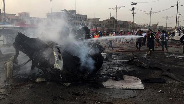 Bombeiros iraquianos apagam fogo  após explosão de carro-bomba no distrito xiita - Sputnik Brasil