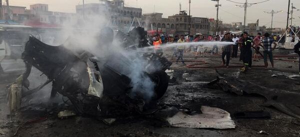 Bombeiros iraquianos apagam fogo  após explosão de carro-bomba no distrito xiita de Sadr City, em 5 de agosto de 2015 - Sputnik Brasil