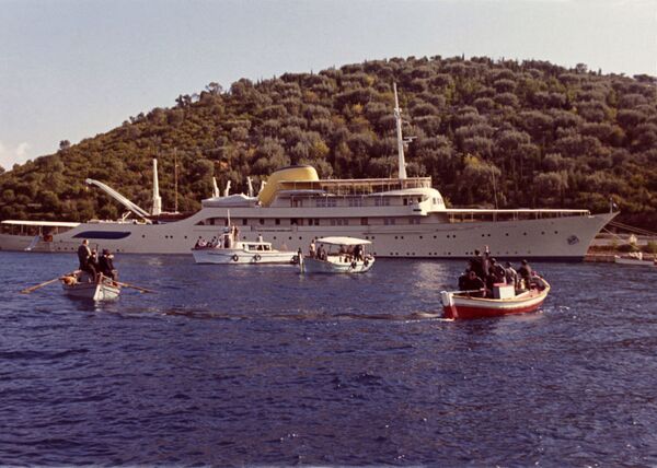 O iate de Aristóteles Onassis perto da ilha de Scorpios - Sputnik Brasil