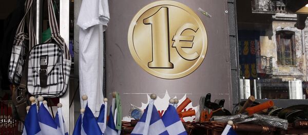 Bandeiras da Grécia e símbolo do euro. - Sputnik Brasil