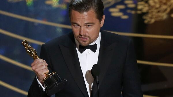 Leonardo DiCaprio recebe a estatueta de Oscar pelo seu papel no filme O Regresso, Hollywood, Califórnia, EUA, 28 de fevereiro de 2016 - Sputnik Brasil