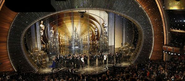 Vencedores do Oscar 2016 sobem ao palco no final da cerimônia de premiação Vencedores do Oscar 2016 sobem ao palco no final da cerimônia de premiação - Sputnik Brasil