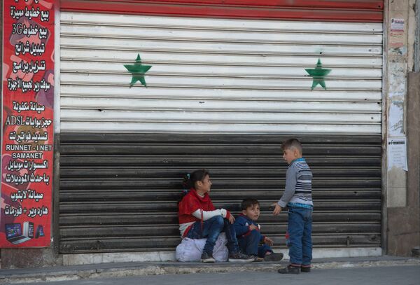 Crianças em uma das ruas de Damasco no primeiro dia de trégua, Síria, 27 de fevereiro de 2016 - Sputnik Brasil