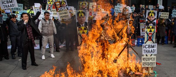 Ativistas sul-coreanos queimam cartazes com retratos do líder da Coreia do Norte, Kim Jong-un, Seul, Coreia do Sul, 11 de fevereiro de 2016 - Sputnik Brasil