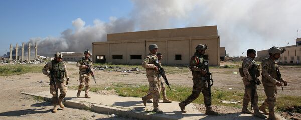 Soldados iraquianos patrulham o local do atentado que teve lugar ao oeste de Bagdá, Iraque, 29 de fevereiro de 2016 - Sputnik Brasil
