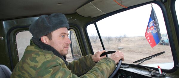 Membro da milícia popular da RPD conduz um veículo militar para o local de exercícios, em finais de 2015 - Sputnik Brasil