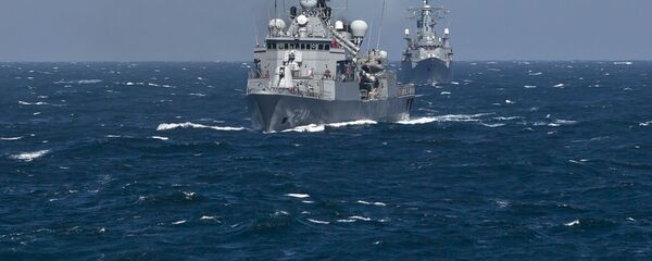 Navio turco do grupo militar da OTAN TCG Turgutreis realiza manobras no mar Negro, 16 de março de 2015 Navio turco do grupo militar da OTAN TCG Turgutreis realiza manobras no mar Negro, 16 de março de 2015 - Sputnik Brasil