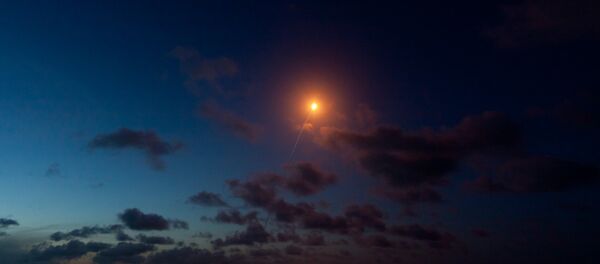 Foguete Ariane 5 com dois satélites no céu da Guiana Francesa, 19 de dezembro de 2012 - Sputnik Brasil