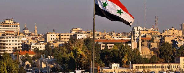 Bandeira síria esvoaçando enquanto os carros seguem por ponte durante a hora de ponta, Damasco, Síria Bandeira síria esvoaçando enquanto os carros seguem por ponte durante a hora de ponta, Damasco, Síria - Sputnik Brasil