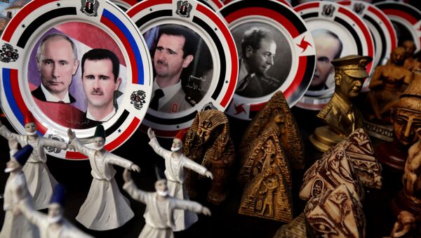 Pratos com rertrato do presidente russo Vladimir Putin e presidente sírio Bashar Assad na loja de lembranças, Damasco, Síria, 6 de fevereiro de 2016 - Sputnik Brasil