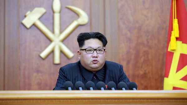 Líder norte-coreano Kim Jong-un dirige-se aos cidadãos do país com uma mensagem de parabéns pelo Ano Novo, Pyongyang, Coreia do Norte, 1 de janeiro de 2016 - Sputnik Brasil