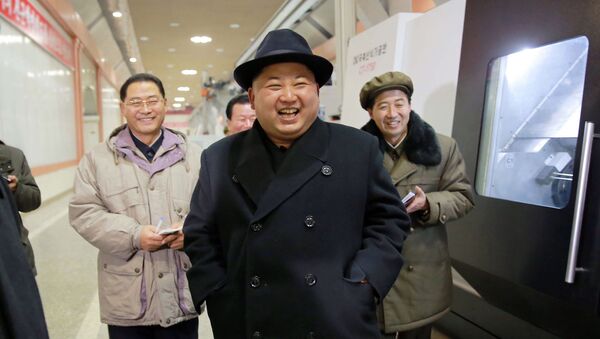 Líder norte-coreano Kim Jong-un inspeciona um planta na província de Pyongan, Coreia do Norte, 20 de dezembro de 2015 - Sputnik Brasil