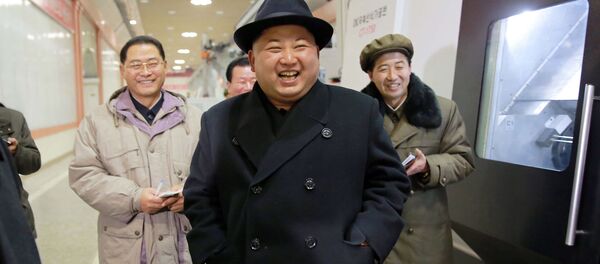 Líder norte-coreano Kim Jong-un inspeciona um planta na província de Pyongan, Coreia do Norte, 20 de dezembro de 2015 - Sputnik Brasil