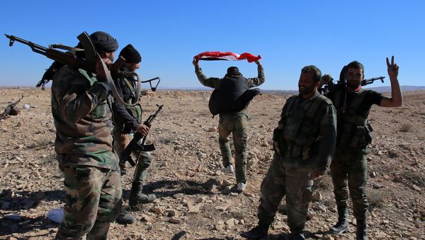 Soldados do Exército sírio na colina perto de cidade de Mhin, província de Homs, Síria, novembro de 2015 - Sputnik Brasil
