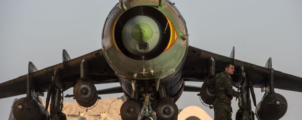 Avião Su-22 na base da Força Aérea síria na província de Homs, Síria, 21 de fevereiro de 2016 - Sputnik Brasil