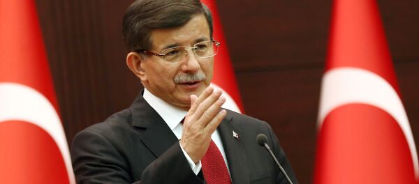O primeiro-ministro turco, Ahmet Davutoglu, durante uma coletiva de imprensa em 24 de novembro de 2015, após encontro com o presidente Erdogan dedicado ao assunto do avião russo derrubado - Sputnik Brasil
