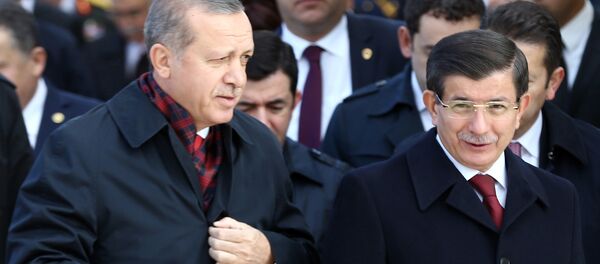 O presidente (esquerda) e o primeiro-ministro (direita) turcos, Recep Tayyip Erdogan e Ahmet Davutoglu, em 29 de outubro de 2015 no mausoléu de Mustafá Kemal Ataturk - Sputnik Brasil