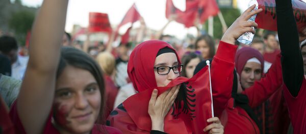Manifestantes albaneses em Skopje, Macedônia, junho de 2015 - Sputnik Brasil