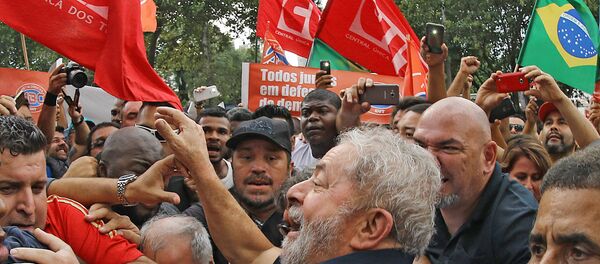 Ex-Presidente Lula entre militantes do PT Ex-Presidente Lula entre militantes do PT - Sputnik Brasil