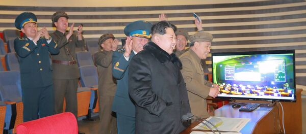 North Korean leader Kim Jong Un reacts as he watches a long range rocket launch in this undated photo released by North Korea's Korean Central News Agency (KCNA) in Pyongyang February 7, 2016. - Sputnik Brasil