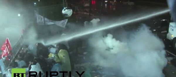 Tear Gas, Water Cannon: Turkish Police Raid Zaman Newspaper in Istanbul - Sputnik Brasil