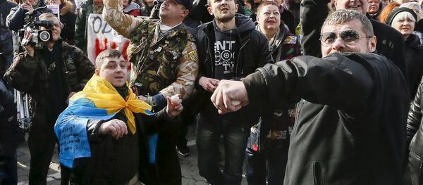 Manifestantes em Kiev atiram ovos contra embaixada russa - Sputnik Brasil