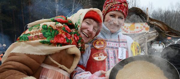 Mulheres cozinham blinis nas comemorações da Maslenitsa em Moscou - Sputnik Brasil