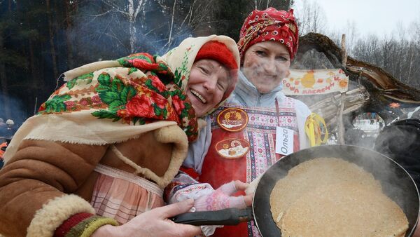 Mulheres cozinham blinis nas comemorações da Maslenitsa em Moscou - Sputnik Brasil