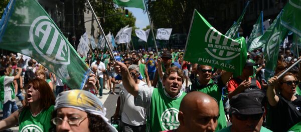 Trabalhadores argentinos protestam em Buenos Aires. Trabalhadores argentinos protestam em Buenos Aires. - Sputnik Brasil