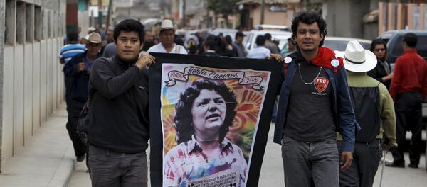 Homens carregam imagem de Berta Cáceres em funeral da líder indígena assassinada em Honduras - Sputnik Brasil