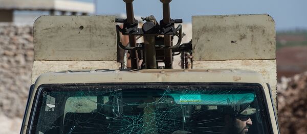 Um militar do Exército sírio em um veículo de combate, no povoado de Ohrus, da província de Aleppo, depois de libertá-lo do Daesh - Sputnik Brasil