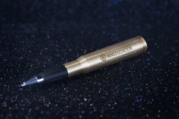 Caneta especial feita de cartucho usado na Colômbia - Sputnik Brasil