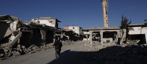 Um sírio passa em sua bicicleta pelas ruínas de Douma, cidade ocupada por rebeldes, perto de Damasco - Sputnik Brasil