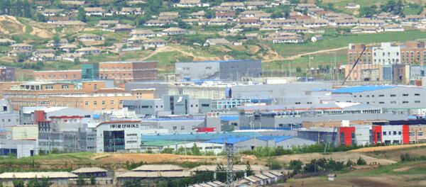 Complexo industrial de Kaesong que fica na fronteira entre as duas Coreias Complexo industrial de Kaesong que fica na fronteira entre as duas Coreias - Sputnik Brasil