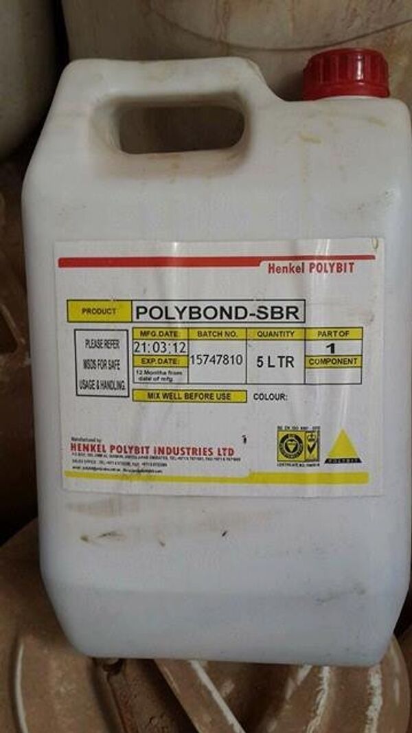 Tanque com a substância química usada na construção Polybond.SBR, encontrado no armazém de armas químicas do Daesh na cidade de Ramadi, Iraque, 4 de março de 2016 - Sputnik Brasil