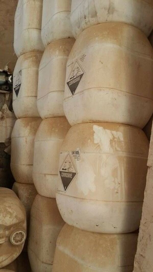 Tanques com a substância química UN 1305 usada na produção de armas químicas no armazém do Daesh na cidade de Ramadi, Iraque, 4 de março de 2016 - Sputnik Brasil