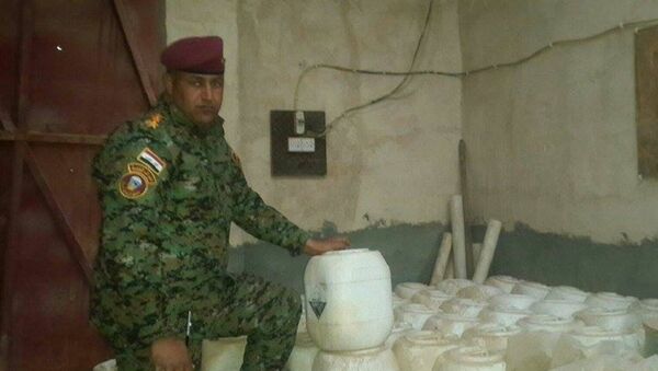 Um oficial iraquiano mostra armazém de armas químicas do Daesh - Sputnik Brasil