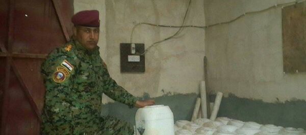 Um oficial iraquiano mostra armazém de armas químicas do Daesh - Sputnik Brasil