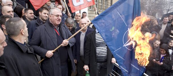 Líder do Partido Radical Sérvio queimou as bandeiras da União Europeia e da OTAN em Belgrado, na quinta-feira (10). - Sputnik Brasil