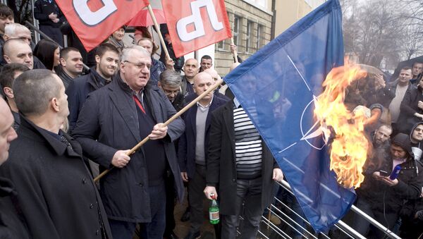 Líder do Partido Radical Sérvio queimou as bandeiras da União Europeia e da OTAN em Belgrado, na quinta-feira (10). - Sputnik Brasil