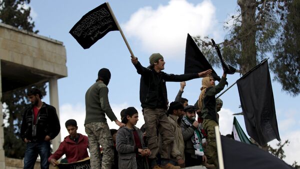 Protesters carry Nusra Front flags and shout slogans during an anti-government protest after Friday prayers in the town of Marat Numan in Idlib province, Syria, March 11, 2016 - Sputnik Brasil