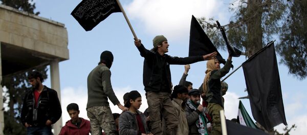 Protesters carry Nusra Front flags and shout slogans during an anti-government protest after Friday prayers in the town of Marat Numan in Idlib province, Syria, March 11, 2016 - Sputnik Brasil