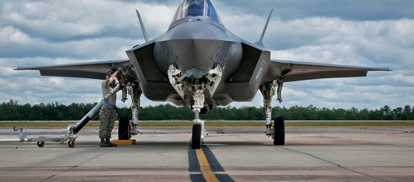 Caça F-35 sendo reabastecido na Base Aérea de Eglin, na Flórida - Sputnik Brasil
