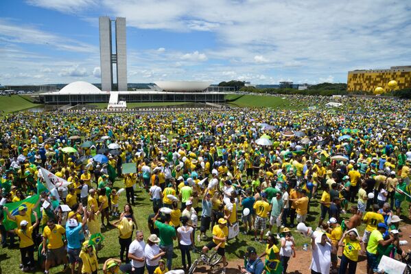 Em Brasília, manifestantes se reúnem em frente ao Congresso Nacional - Sputnik Brasil