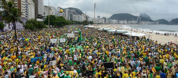 No Rio de Janeiro, a Avenida Atlântica e a Praia de Copacabana concentram protestos contra a presidente do Brasil, Dilma Rousseff - Sputnik Brasil
