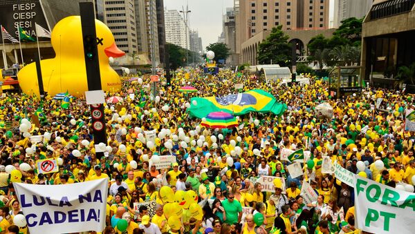 Em São Paulo, a Avenida Paulista ficou lotada de manifestantes contra o PT e a presidente do Brasil, Dilma Rousseff - Sputnik Brasil